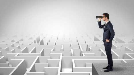 Eine Illustration einer Person, die mit einem Fernrohr oder einer schützenden Hand über den Augen in die Ferne blickt, um einen strategischen Ausblick und die Planung kommender Aufgaben zu symbolisier