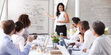 Eine Illustration, die den strukturierten Dialog zwischen zwei Personen zeigt, ergänzt durch grafische Elemente wie Sprechblasen und Symbole, die eine klare Gedankenführung und eine geordnete Präsenta