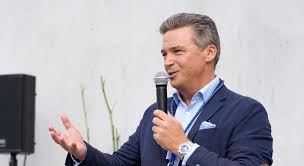 Eine Illustration einer Person in professioneller Kleidung, die durch ihre äußere Erscheinung und eine souveräne Haltung Kompetenz und Führungsanspruch in der Kommunikation signalisiert.