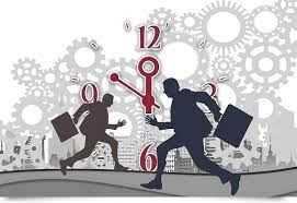 Eine Illustration, die eine entspannte Person zeigt, die souverän mit ihrer Zeit umgeht und sich nicht von einer Uhr hetzen lässt, um die Freiheit von Zeitdruck und eine fokussierte Arbeitsweise zu sy