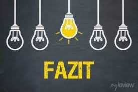 Eine Illustration einer Person, die vor einem Flipchart oder Board steht und die bisherigen Ergebnisse zusammenfasst, um den Moment der Reflexion und Strukturierung in einem laufenden Prozess zu symbo